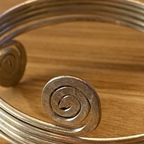 Three fun silver cuff bracelets – lapis, scrolls & white agate - Picture 7 of 14